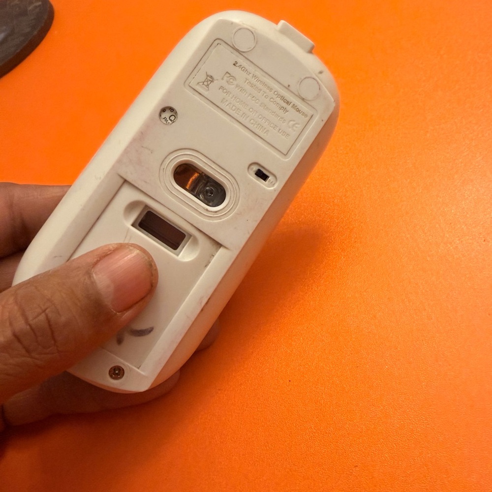 Wireless White Computer Mouse